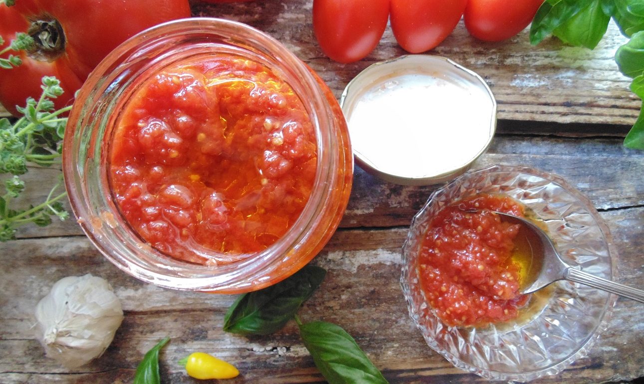 Σάλτσα ντομάτα σε βαζάκια