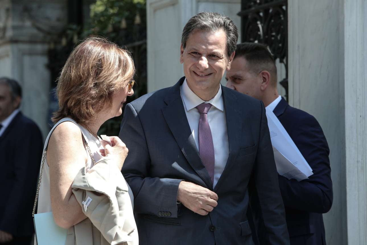 Υφυπουργός Οικονομικών, αρμόδιος για τη δημοσιονομική πολιτική, Θεόδωρος Σκυλακάκης στην είσοδο του Προεδρικού
