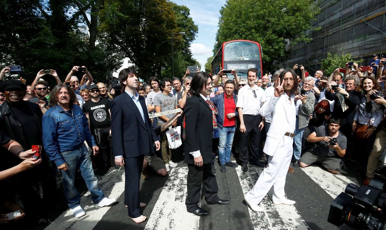Δεκάδες οπαδοί των Beatles διέσχισαν τη διάβαση του «Αμπεϊ Ρόουντ»