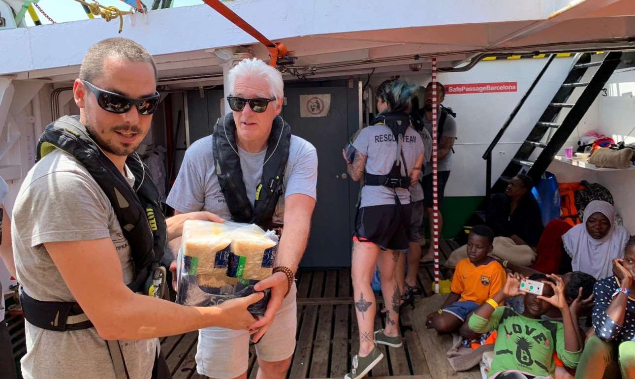 Σαλβίνι προς Ρίτσαρντ Γκιρ: Να πάρεις τους μετανάστες στη βίλα σου