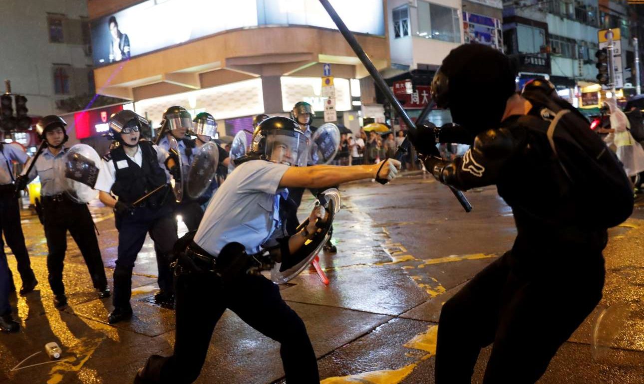 Χονγκ Κονγκ: Αστυνομικός πυροβόλησε κατά διαδηλωτών