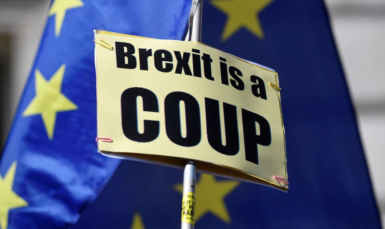 To «πραξικόπημα Τζόνσον» βγάζει στον δρόμο τους Βρετανούς