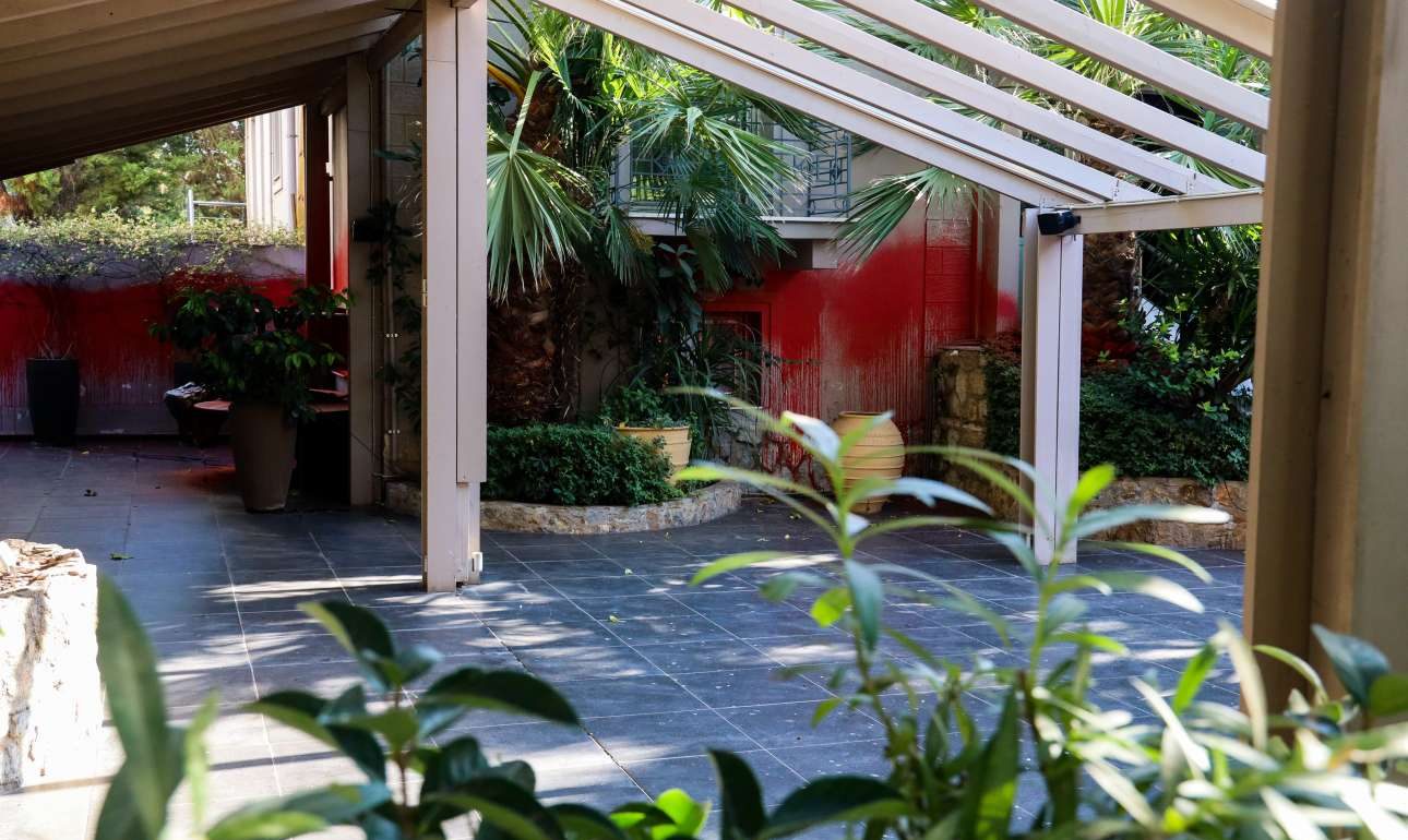 Επίθεση του Ρουβίκωνα σε εστιατόριο του Μποτρίνι