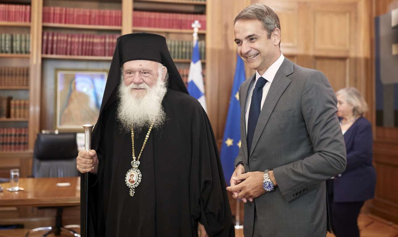 Τον Ιερώνυμο υποδέχθηκε στο Μαξίμου ο Μητσοτάκης