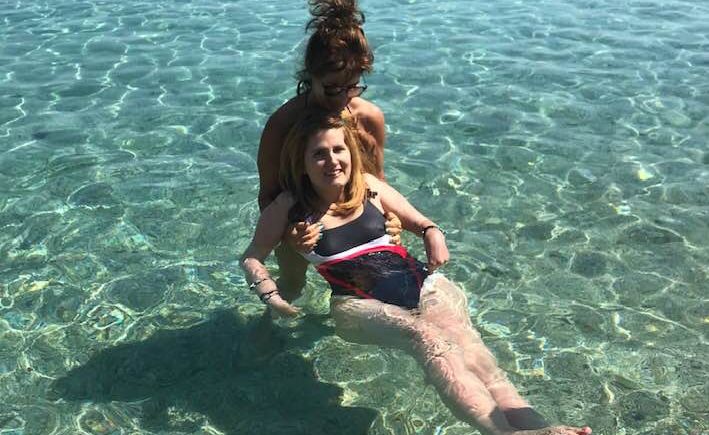 Η Μυρτώ απολαμβάνει τη θάλασσα για πρώτη φορά έπειτα από επτά χρόνια