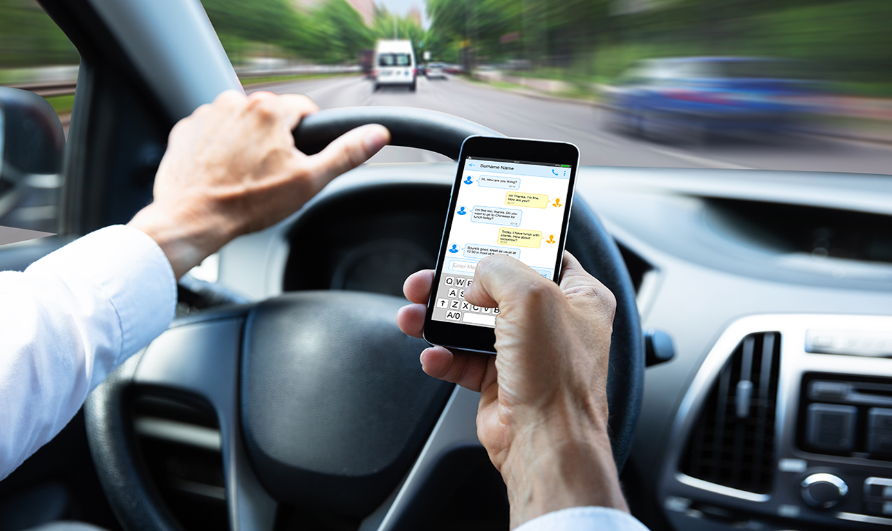 «Γράφω μηνύματα και οδηγώ»: Αυτή η εγκληματική… συνήθεια