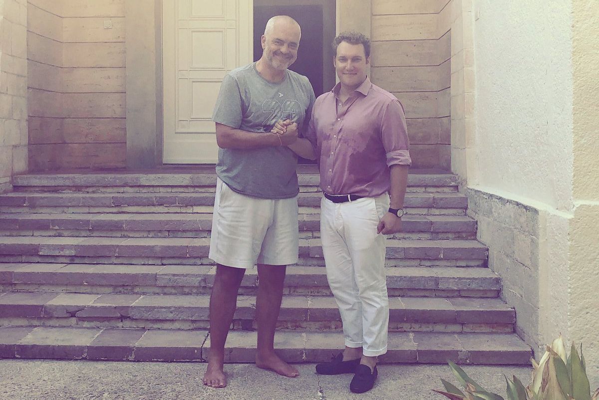 Ο Εντι Ράμα υποδέχτηκε δημοσιογράφο με σορτς και ξυπόλυτος!