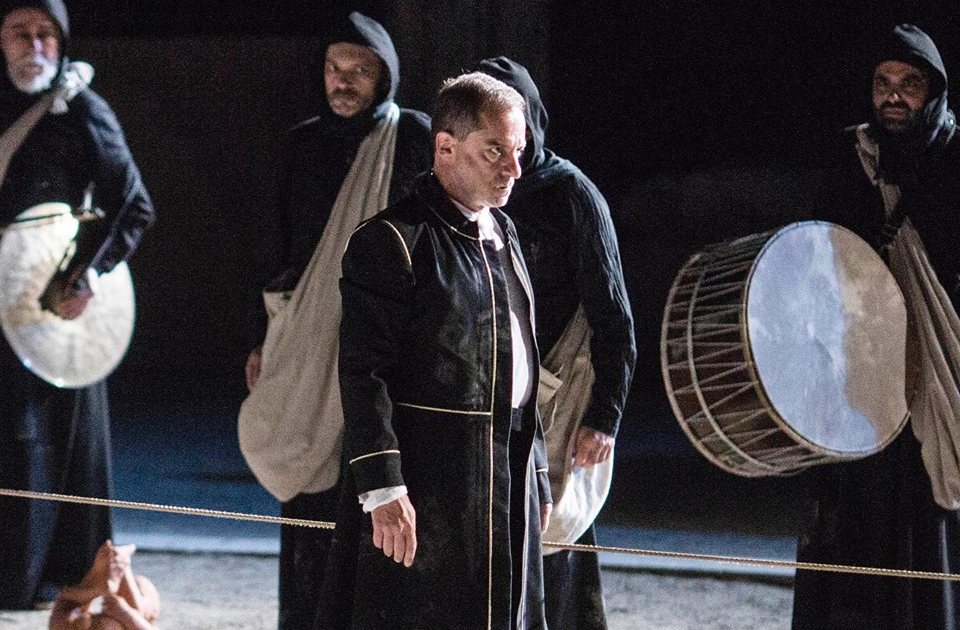 Φωτίζοντας τις ιερές σκιές της Επιδαύρου