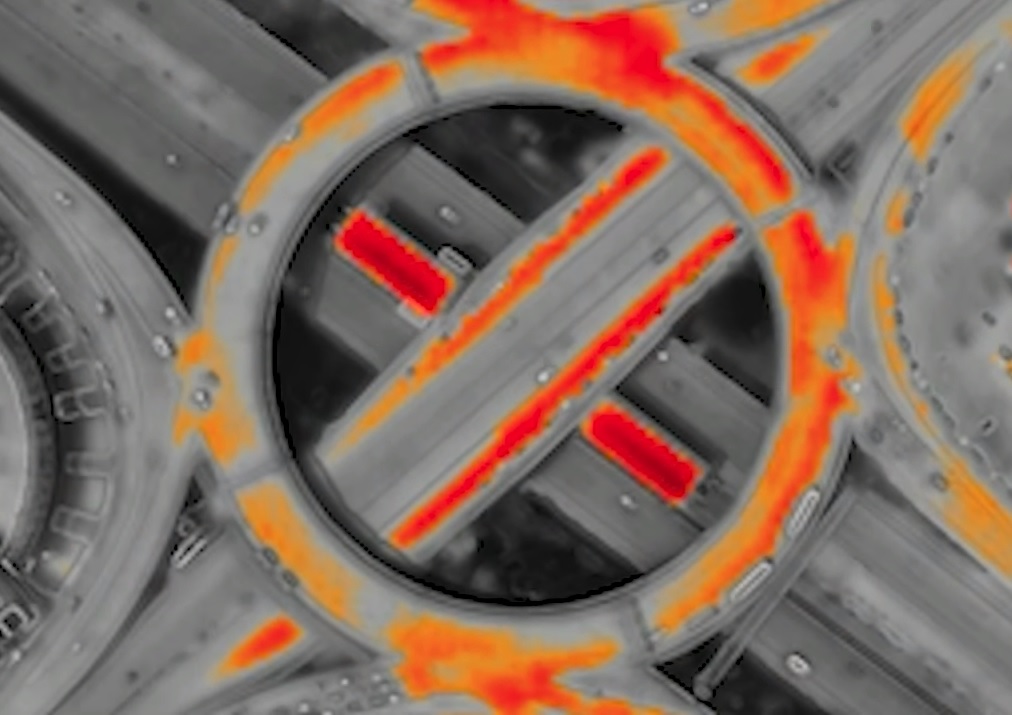 Μέσα στον καύσωνα, τα μεγάλα κτίρια στην Αθήνα «βράζουν»