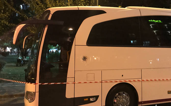 Πυρά κατά λεωφορείου στο Κάραβελ: Από τον καβγά στο δρόμο, στο ξεκαθάρισμα λογαριασμών;