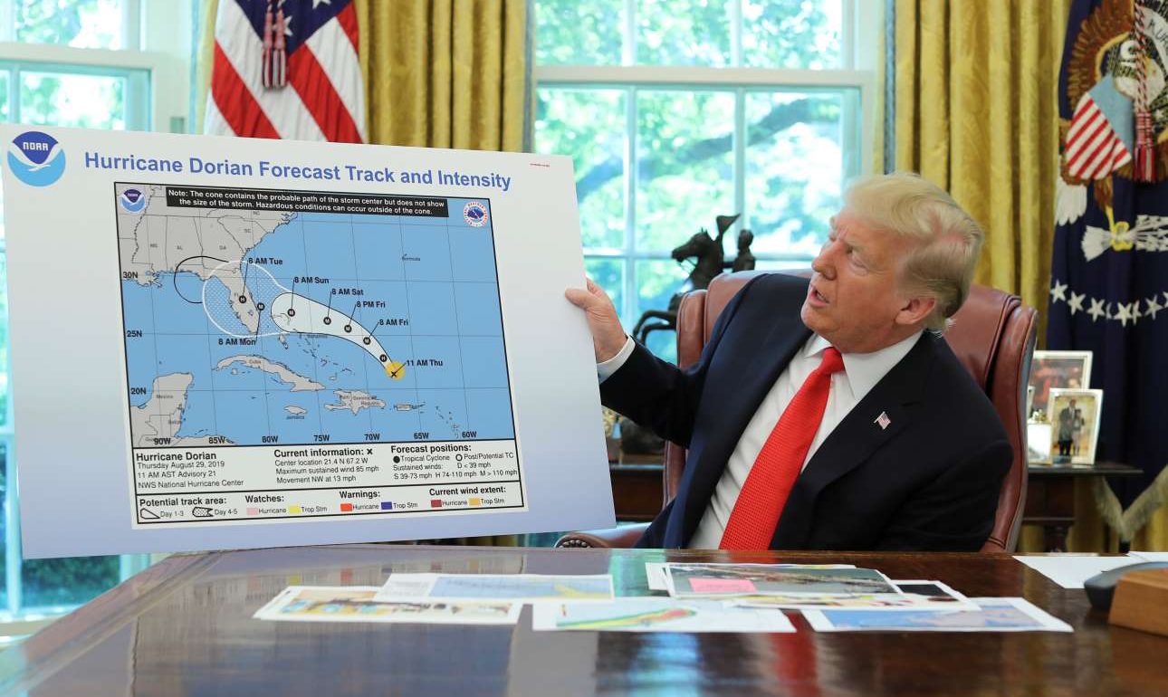 Ο Τραμπ παρουσίασε έναν ψεύτικο χάρτη για να καλύψει ένα tweet με ψέματα