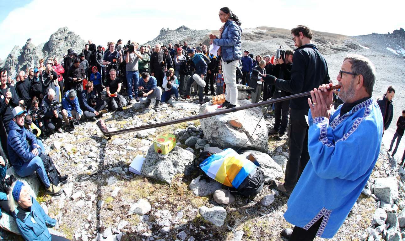 Ελβετοί ακτιβιστές «κήδεψαν» έναν παγετώνα που εξαφανίστηκε στις Αλπεις