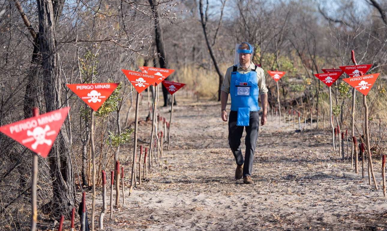 Συγκίνηση στην Αγκόλα: Ο Χάρι στο ναρκοπέδιο που έκανε «διάσημο» η πριγκίπισσα Νταϊάνα