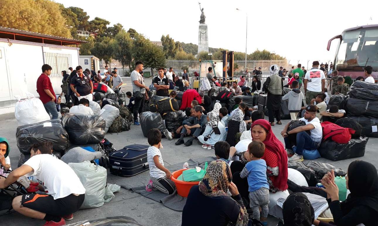 Μετακινούνται 1.500 πρόσφυγες και μετανάστες από τη Λέσβο