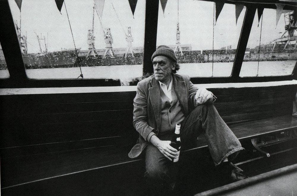 Μια προτομή και ένα «αλκοολικό tour» για τον Μπουκόφσκι