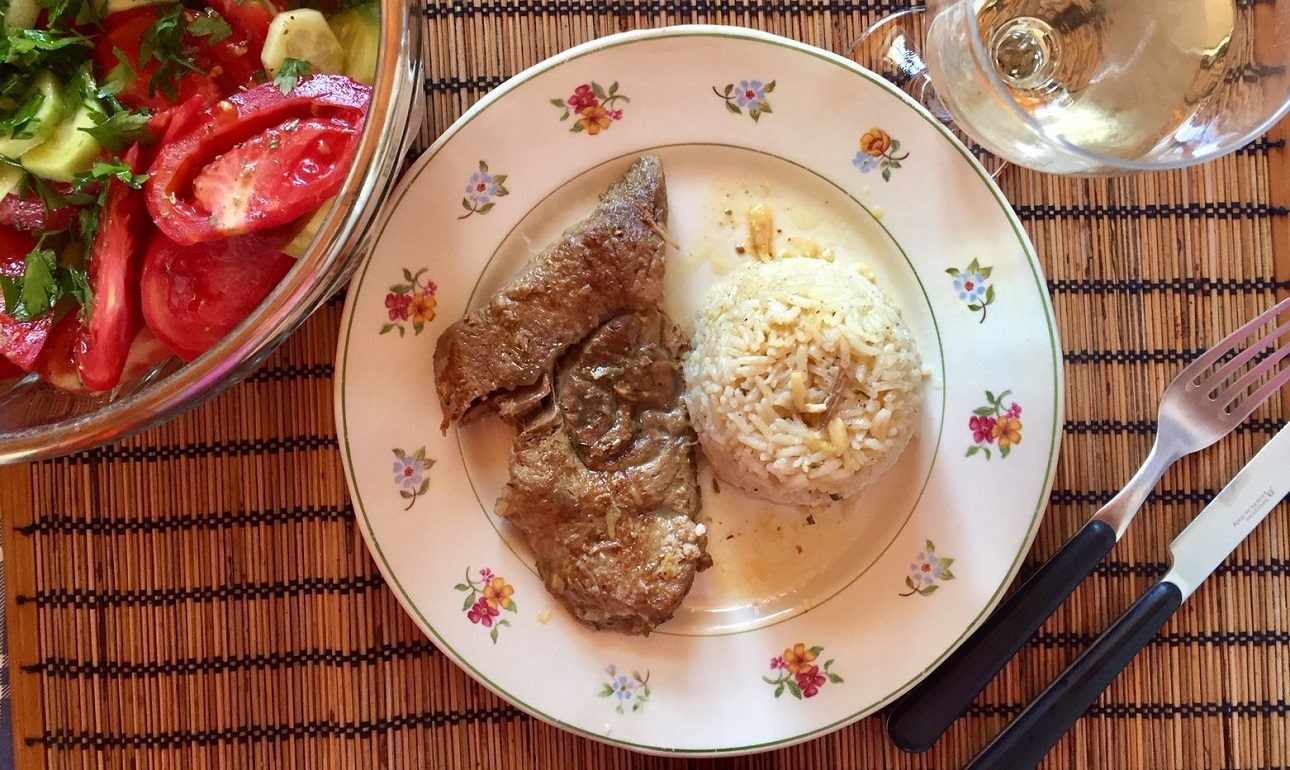 Κρέας πορτοκαλάτο της κατσαρόλας, με πιλάφι