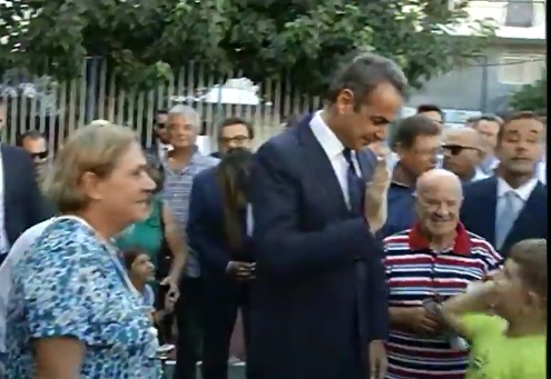 To high five του Μητσοτάκη με τον μικρό μαθητή στο 7ο Δημοτικό Γαλατσίου