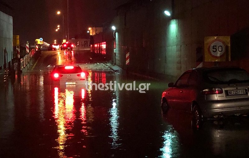 Κακοκαιρία: Χαλάζι στα Τρίκαλα – «ποτάμια» οι δρόμοι στη Θεσσαλονίκη