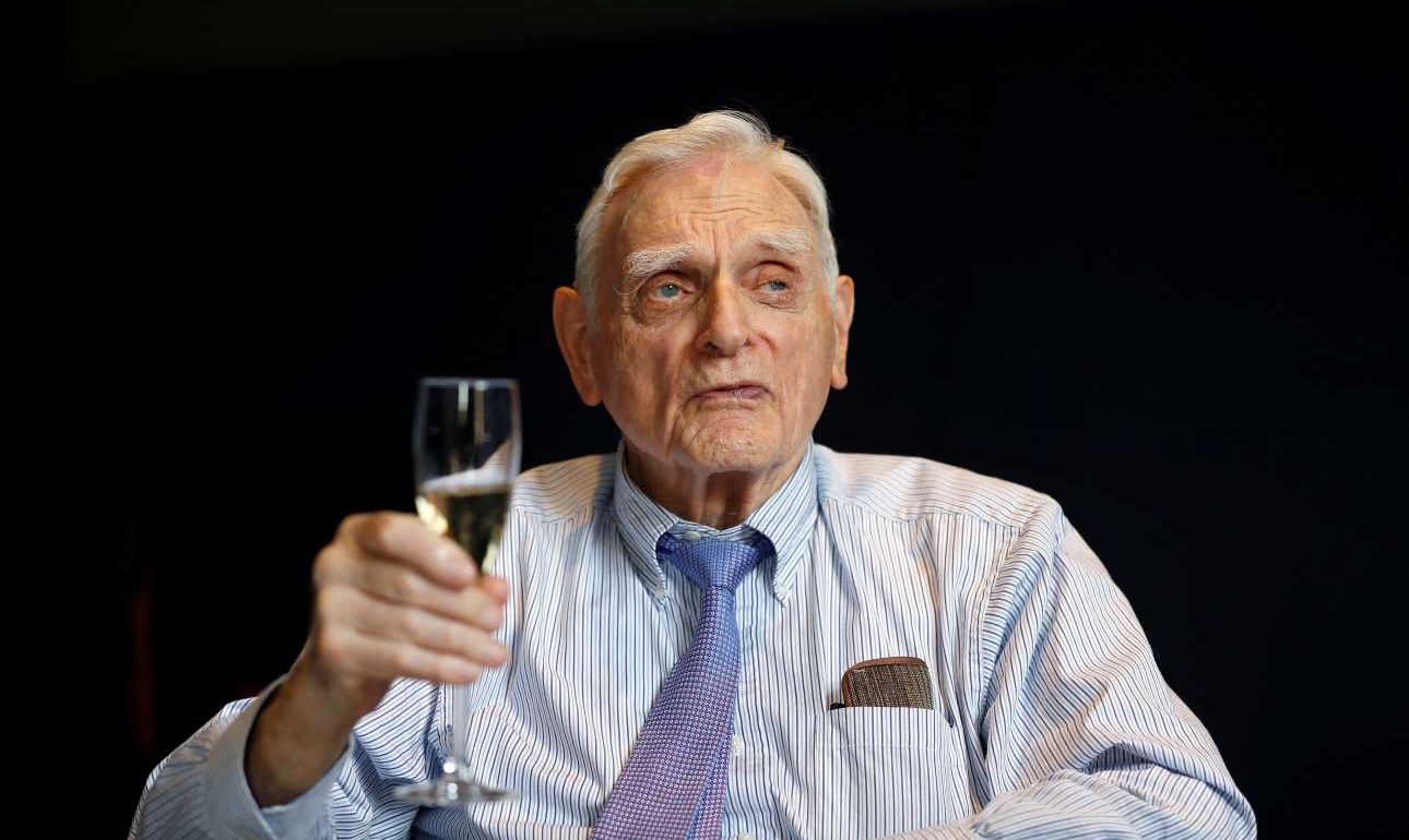 Η Οξφόρδη είχε βγάλει στη σύνταξη τον νομπελίστα Χημείας πριν από 33 χρόνια!