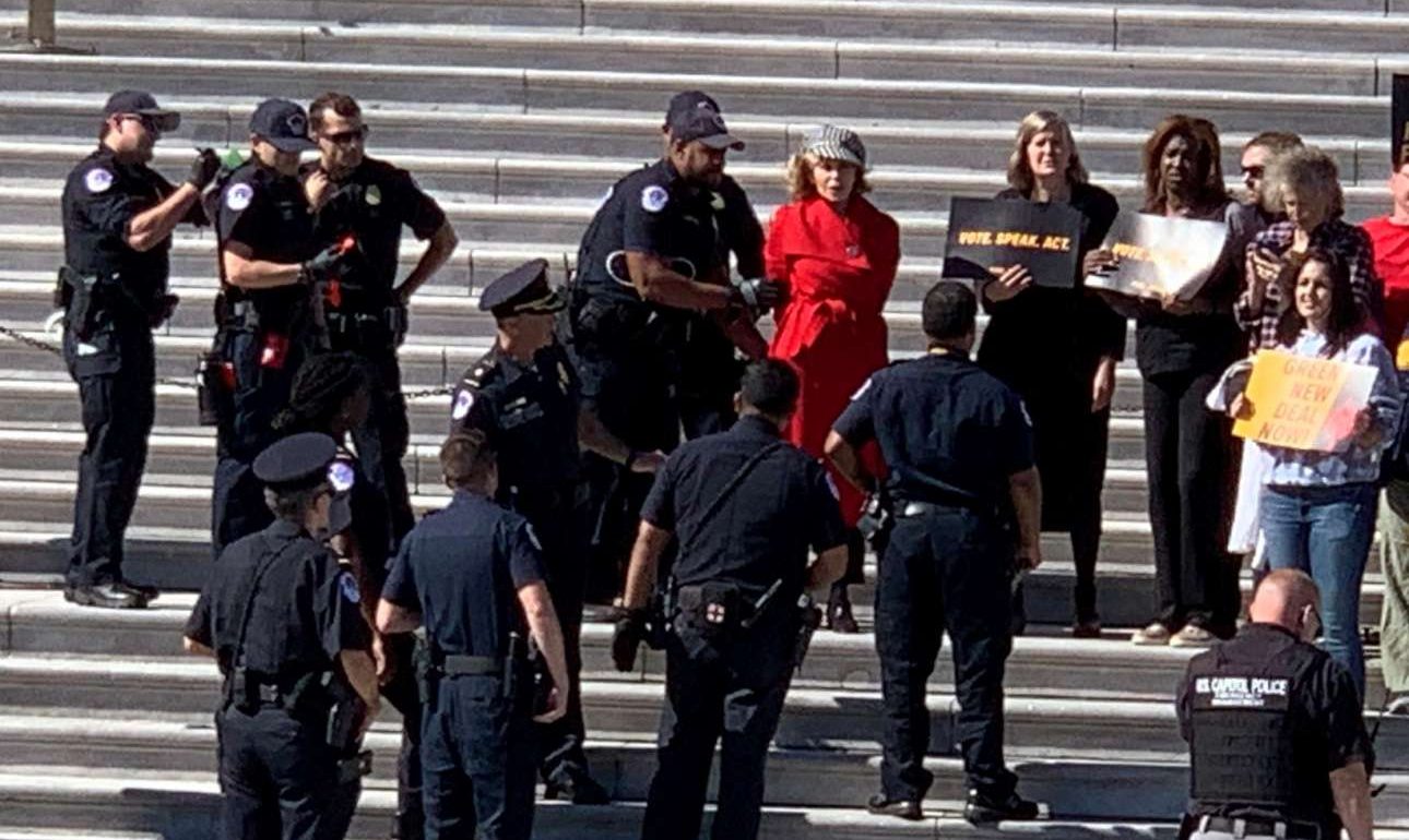 Η Φόντα θυμήθηκε την ακτιβίστρια Τζέιν: τη συνέλαβαν σε διαδήλωση για το κλίμα έξω από το Καπιτώλιο
