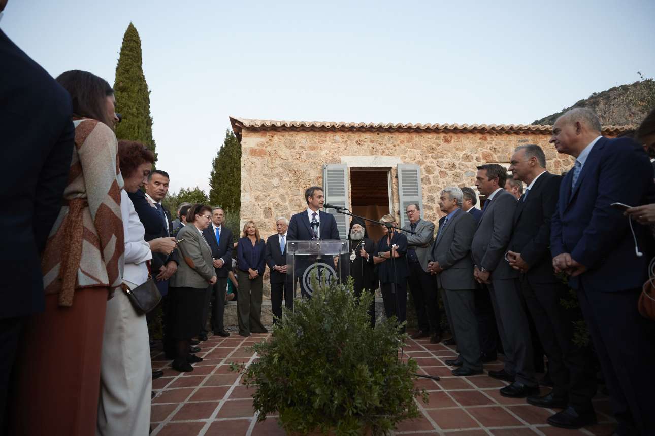 Ο Μητσοτάκης στο σπίτι του Πάτρικ Λι Φέρμορ στη Μάνη: «Ως Κρητικός νοιώθω διπλό το χρέος»