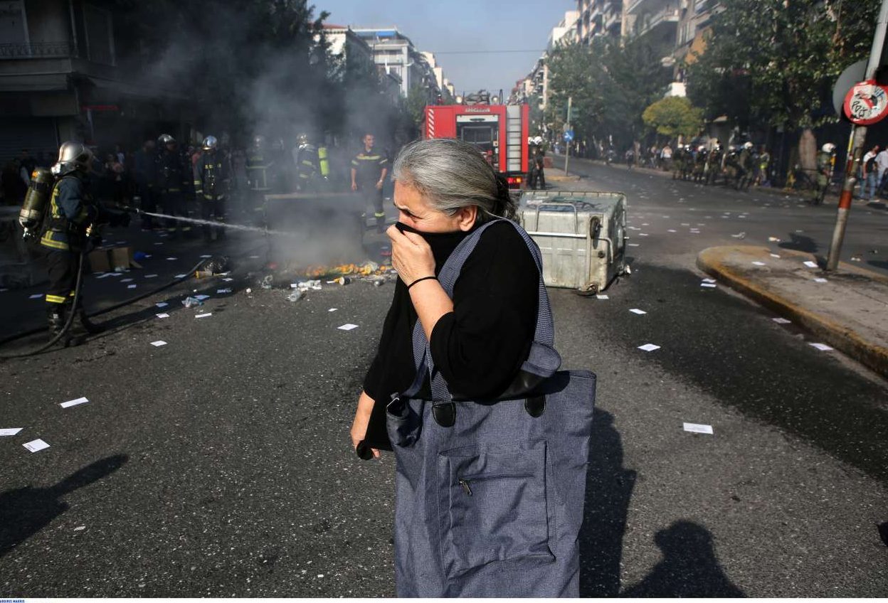 Επεισόδια στην Πατησίων έξω από την ΑΣΟΕΕ – έβαλαν φωτιά σε κάδους [εικόνες & βίντεο]