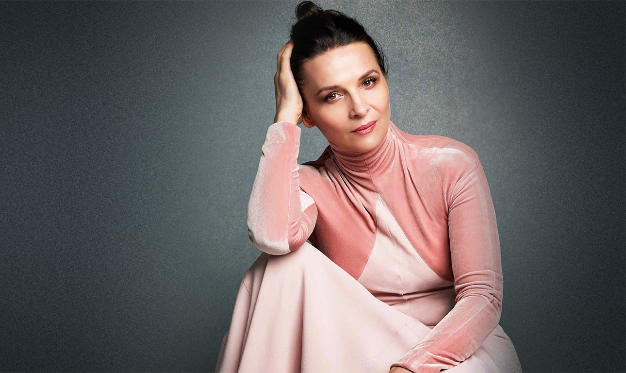 Ζιλιέτ Μπινός: «Δεν κοιτάζω πίσω, ζω το παρόν, εξερευνώ – και γελάω συχνά»