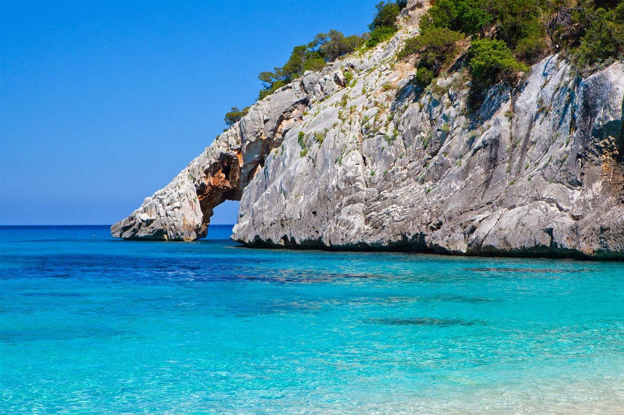 Πάνε στη Σαρδηνία και κλέβουν τόνους άμμο από τις παραλίες