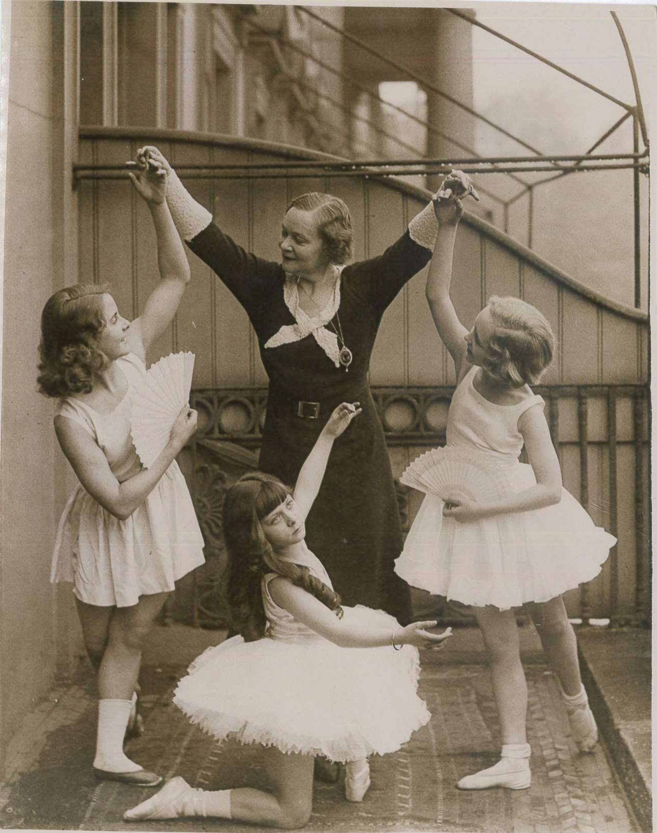 H καταξιωμένη μπαλαρίνα Αντελίν Ζενέ, μαζί με τα νεαρά μέλη του Συλλόγου Οπερατικού Χορού, πριν από πρωινή παράσταση σε θέατρο του Γουέστ Εντ το 1932