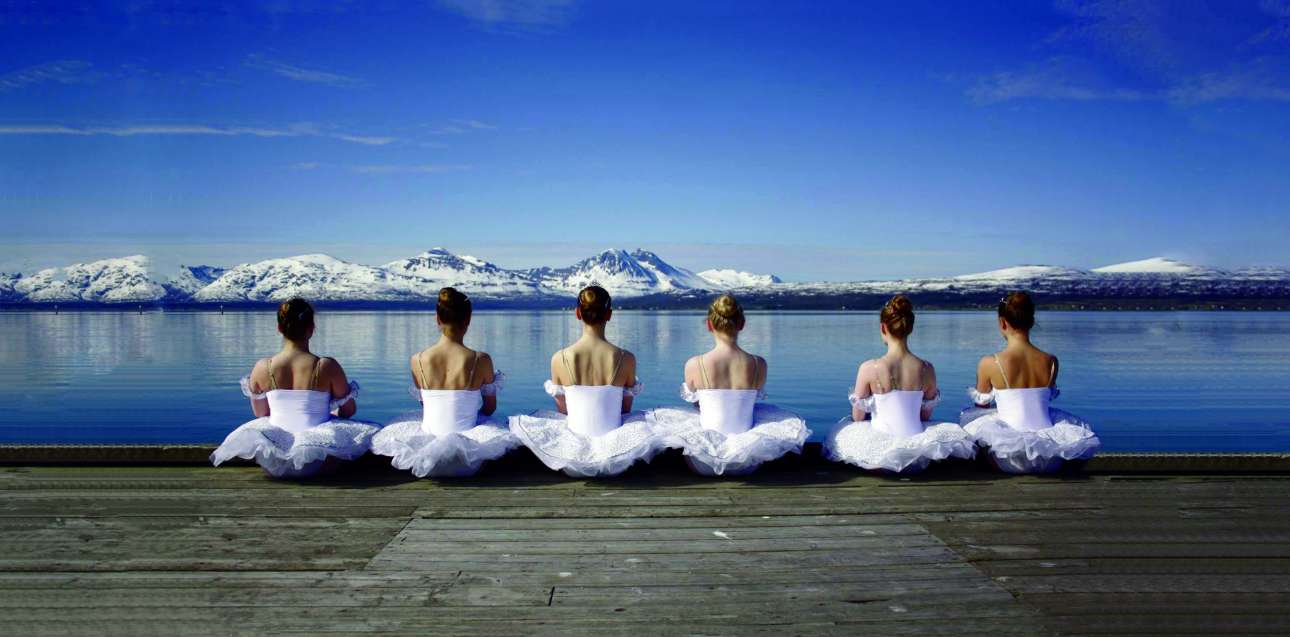 Σπουδάστριες της Βασιλικής Ακαδημίας Χορού στο Tromsø της Νορβηγίας, πάνω από τον Αρκτικό Κύκλο, το 2014