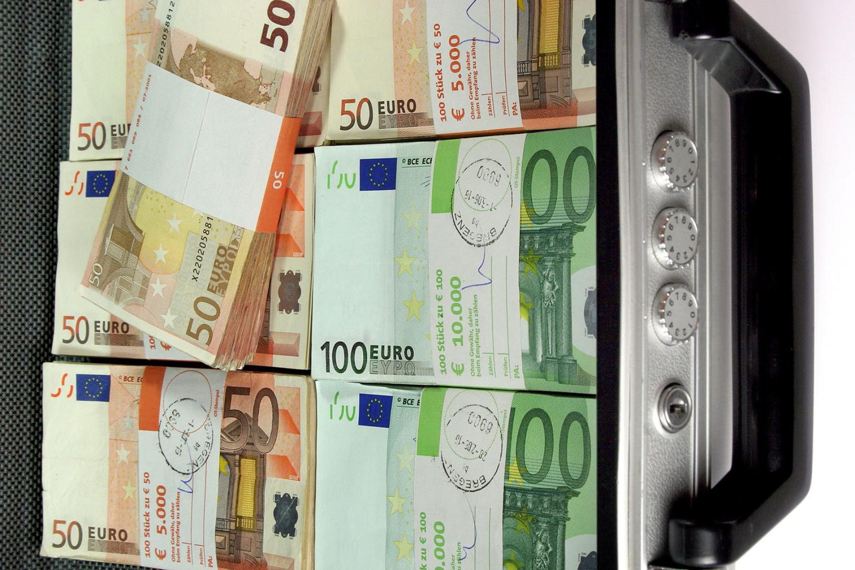 Αντιμέτωποι με κατηγορίες για ξέπλυμα χρήματος πάνω από 1.300 μεγαλοοφειλέτες