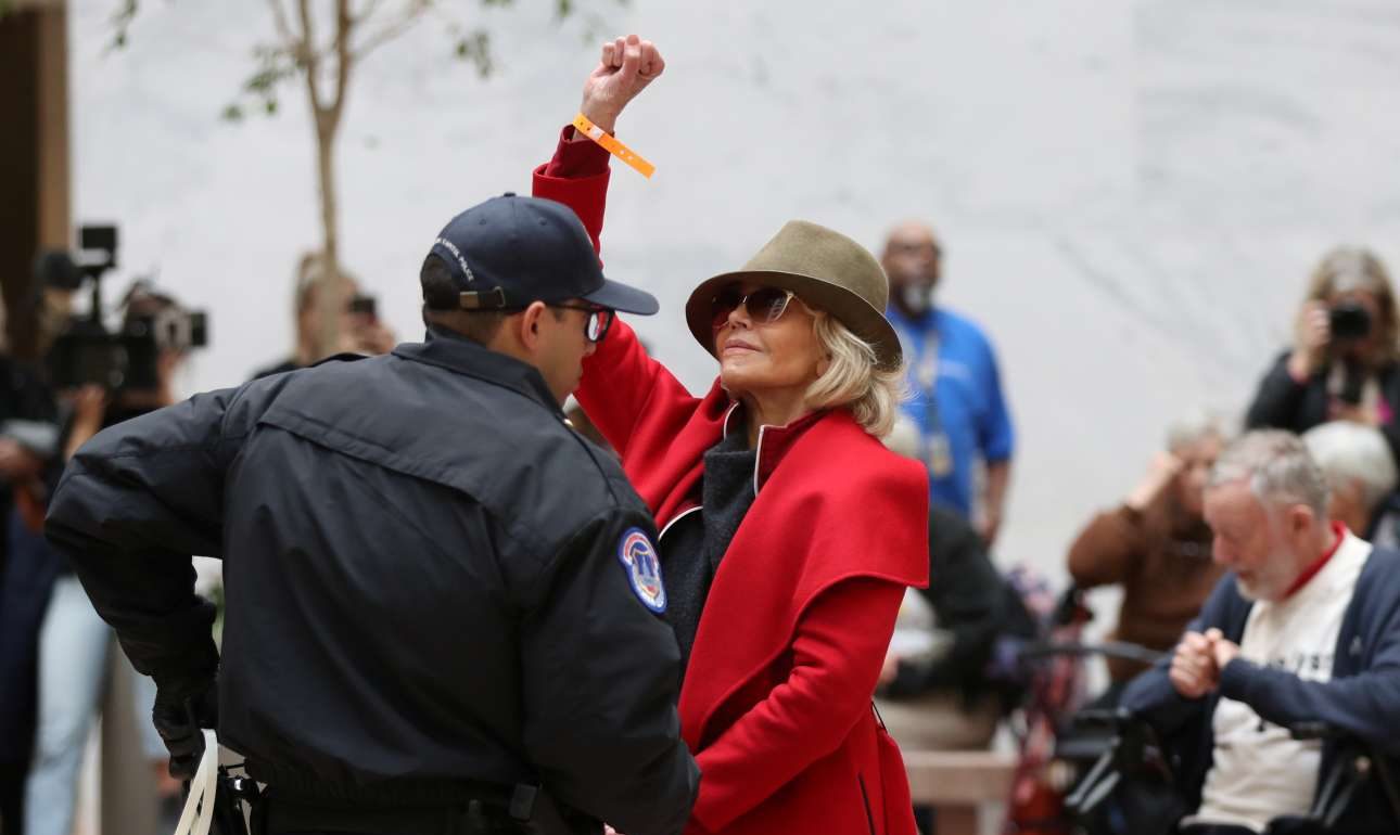 Η Τζέιν Φόντα, διαδηλώτρια ετών 81 πάει (πάλι) φυλακή για το κλίμα