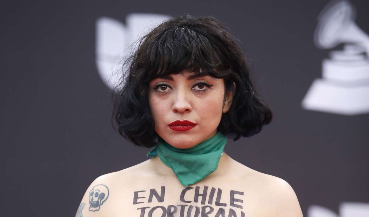 Γυμνόστηθη διαμαρτυρία στα Latin Grammy για τη βία στη Χιλή