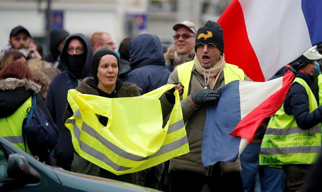 Τα Κίτρινα Γιλέκα επέστρεψαν στη Γαλλία – και μαζί τους η ένταση