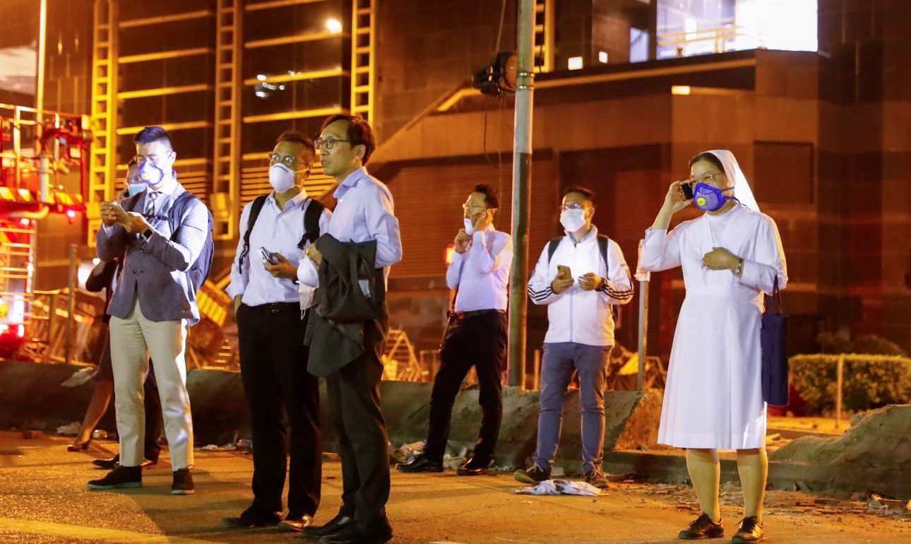 Χονγκ Κονγκ: Στην πρώτη γραμμή των συγκρούσεων μαζί με τα παιδιά τους οι γονείς των φοιτητών