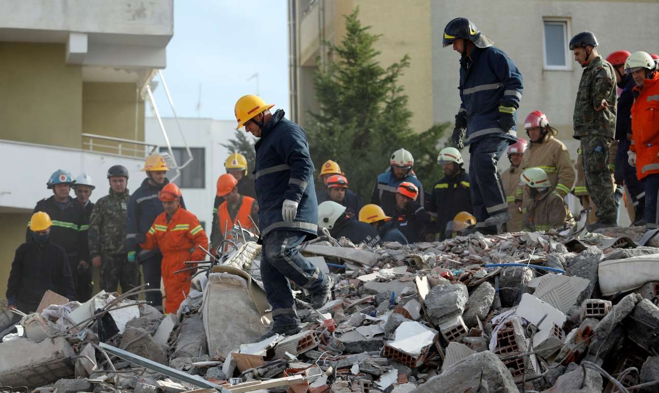 Αλβανία: Εθνικό πένθος για τους 30 νεκρούς του σεισμού, μάχη για τους εγκλωβισμένους