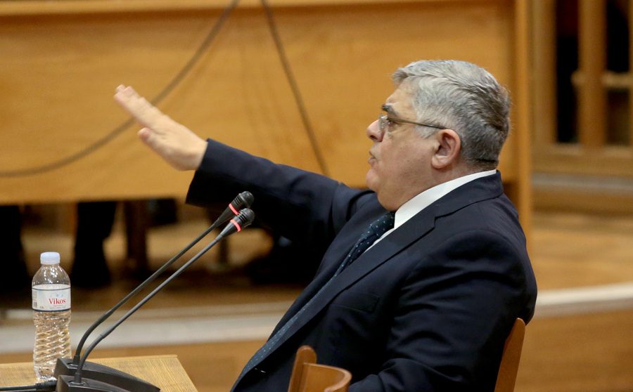 Μιχαλολιάκος στο εδώλιο, συρρικνωμένος