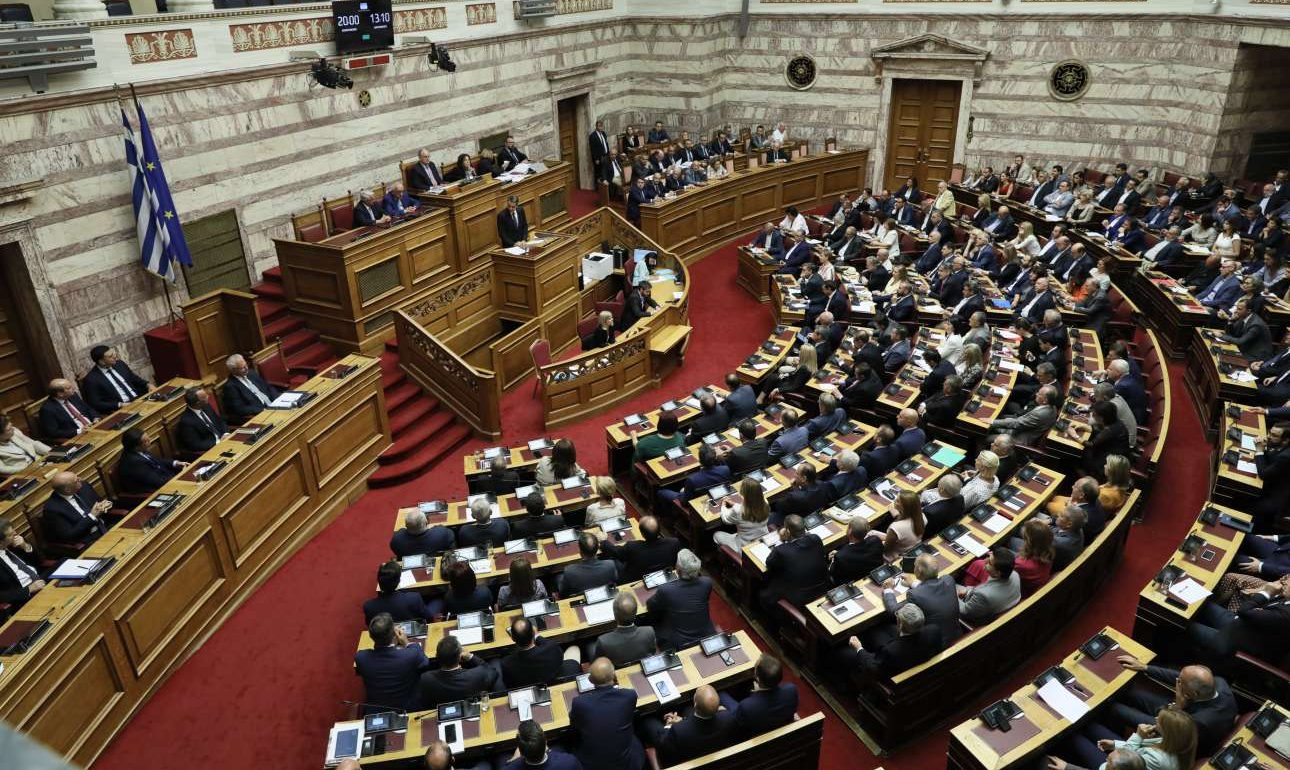 Ωρα μηδέν για το νέο Σύνταγμα – Πού συμφωνούν, πού διαφωνούν για ΠτΔ και ψήφο αποδήμων