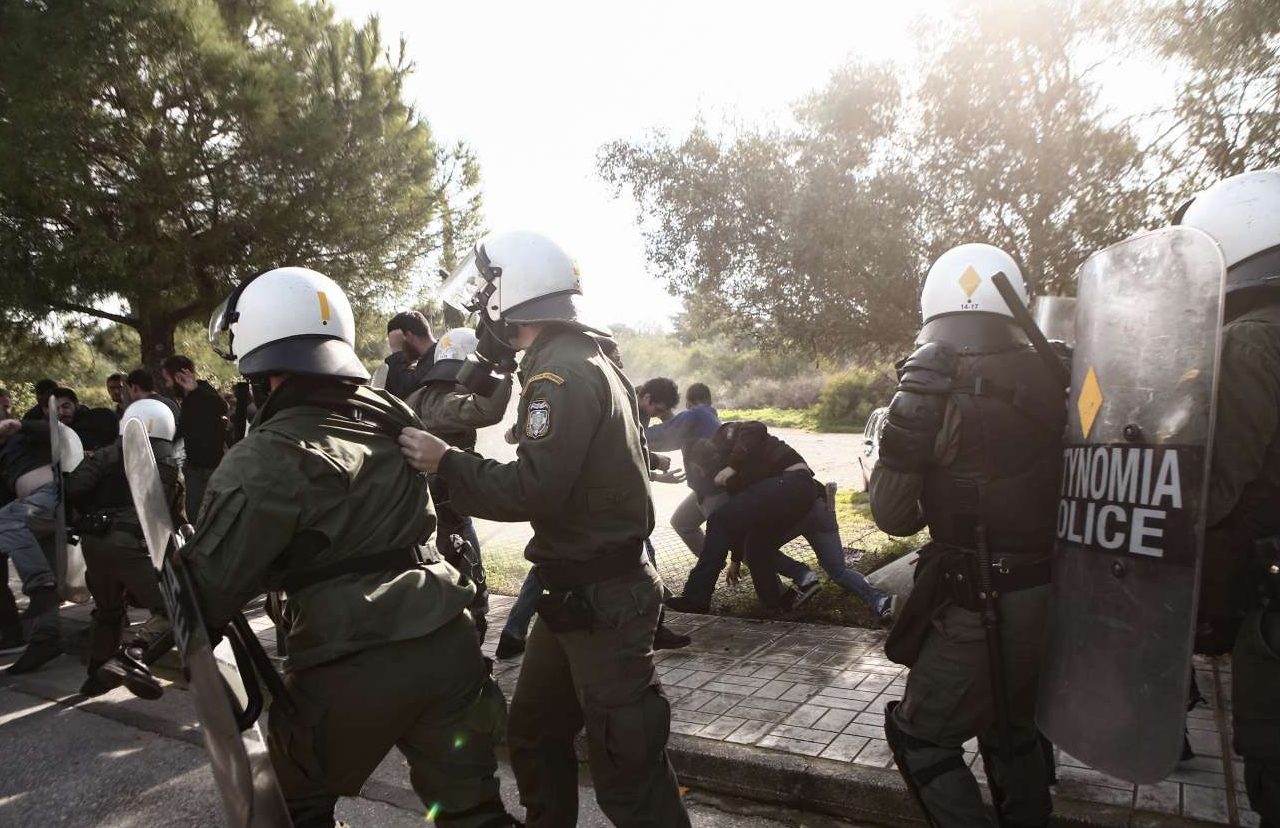 Σοβαρά επεισόδια με τραυματισμούς στο Καβούρι – φοιτητές ήθελαν να διακόψουν τη Σύνοδο των Πρυτάνεων