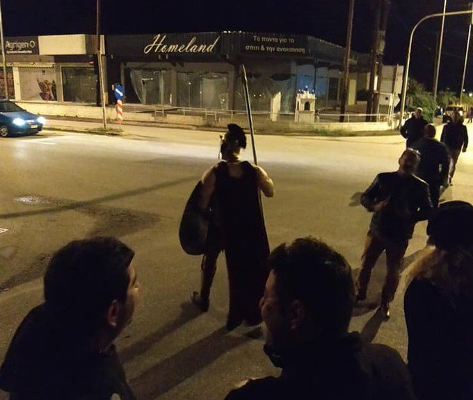 Viral o «αρχαίος Μακεδόνας» που βγήκε στη Νάουσα να διώξει τους μετανάστες