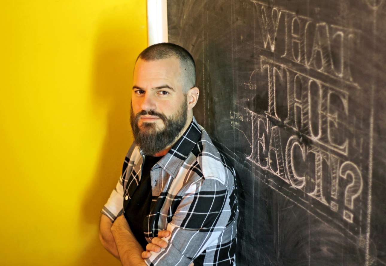 Ο Mikeius, που έκανε την επιστήμη «κουλ», τώρα και συγγραφέας