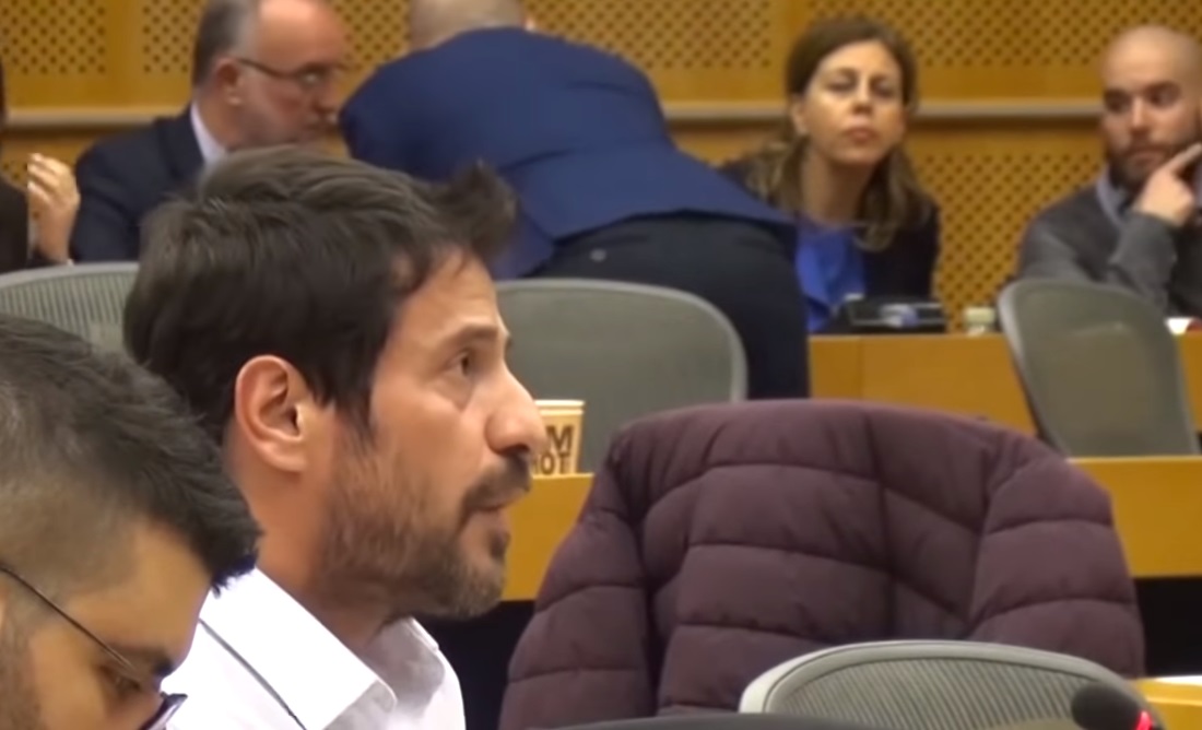 Ο Γεωργούλης «εξηγεί» την ακατανόητη ομιλία του στο Ευρωκοινοβούλιο: «Ηταν αυτοσχεδιασμός»!