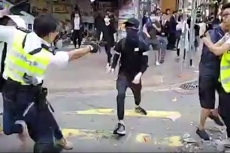 Σοκ στο Χονγκ Κονγκ: Αστυνομικός πυροβόλησε εξ επαφής διαδηλωτή