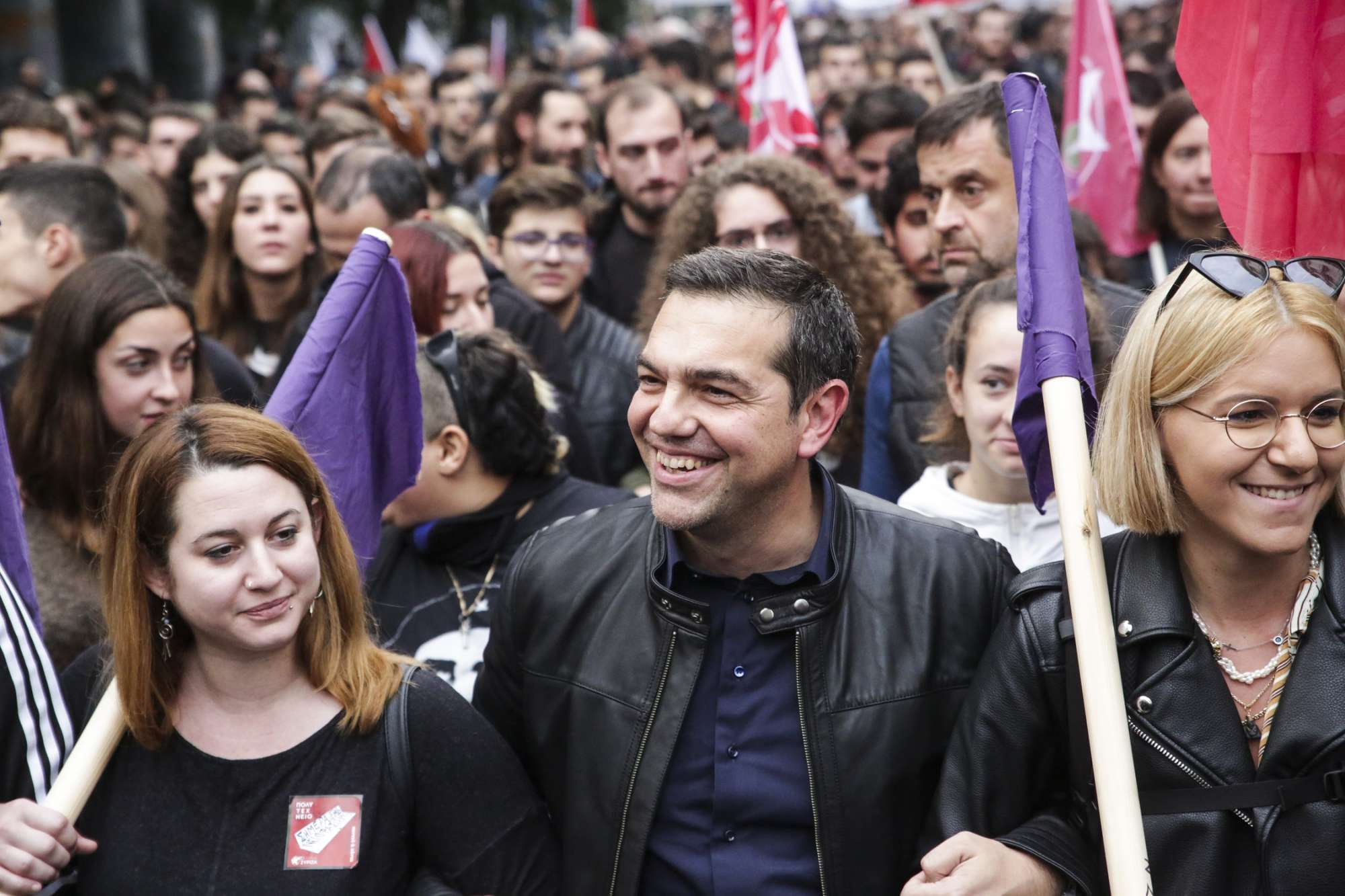 Ο Αλέξης και στο μπλοκ της Νεολαίας ΣΥΡΙΖΑ. Ο πρόεδρος δίπλα στη (μοβ) ελπίδα του κόμματος