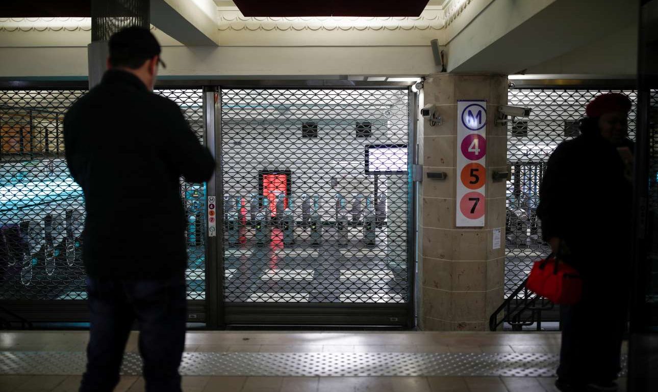 Γαλλία: Παραλύει η χώρα από τη μαζικότερη απεργία επί Μακρόν – στους δρόμους για τις συντάξεις