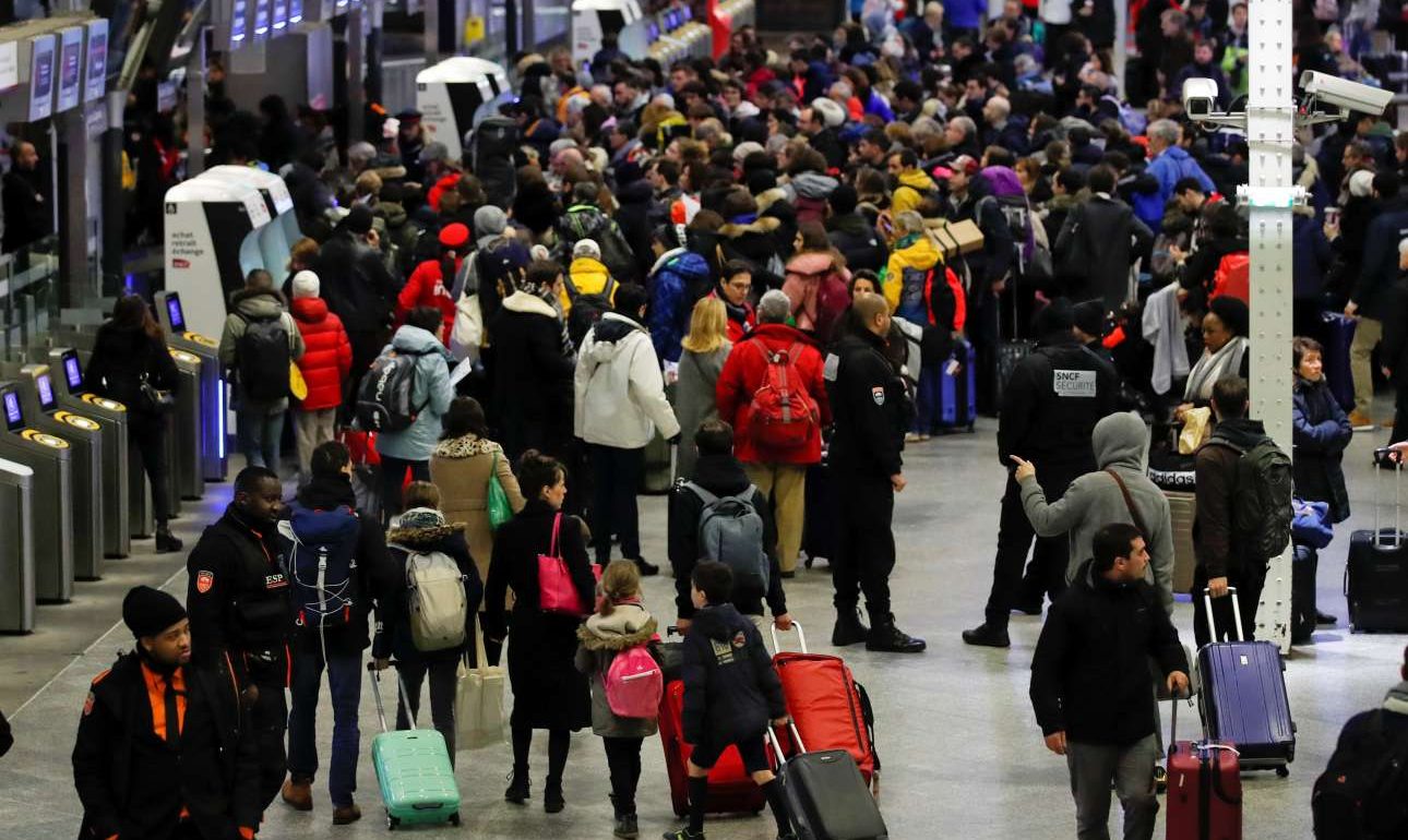 Μακρόν προς απεργούς: Μην χαλάτε τα Χριστούγεννα του γαλλικού λαού