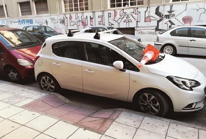 «Είσαι γάιδαρος»! Σε 90 ημέρες η Τροχαία βεβαίωσε 9.500 παραβάσεις σε ράμπες ΑμεΑ!