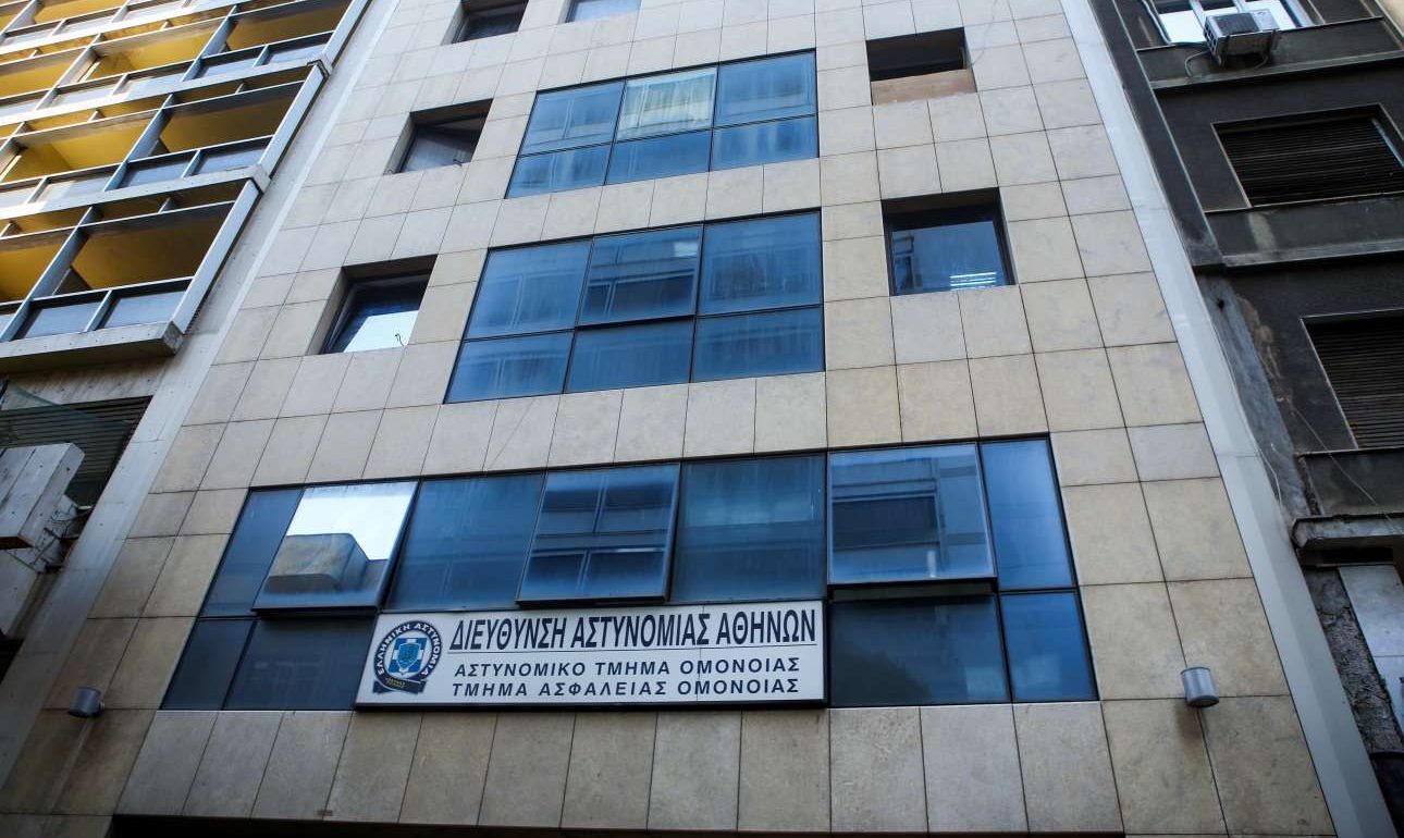 ΕΛ.ΑΣ: Συνελήφθησαν οι αστυνομικοί που κατέβρεχαν γυναίκα σε αναπηρικό αμαξίδιο