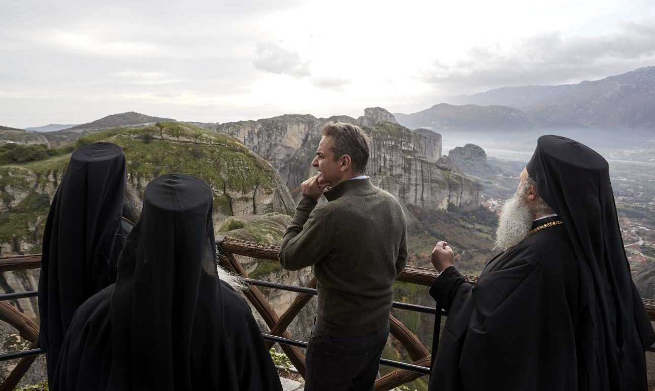 Μητσοτάκης: Στα Μετέωρα η δύναμη της πίστης δάμασε την αγριότητα της φύσης
