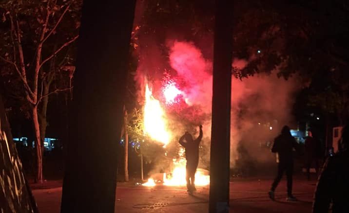 Στάχτη για δεύτερη φορά το χριστουγεννιάτικο δέντρο στην πλατεία Εξαρχείων